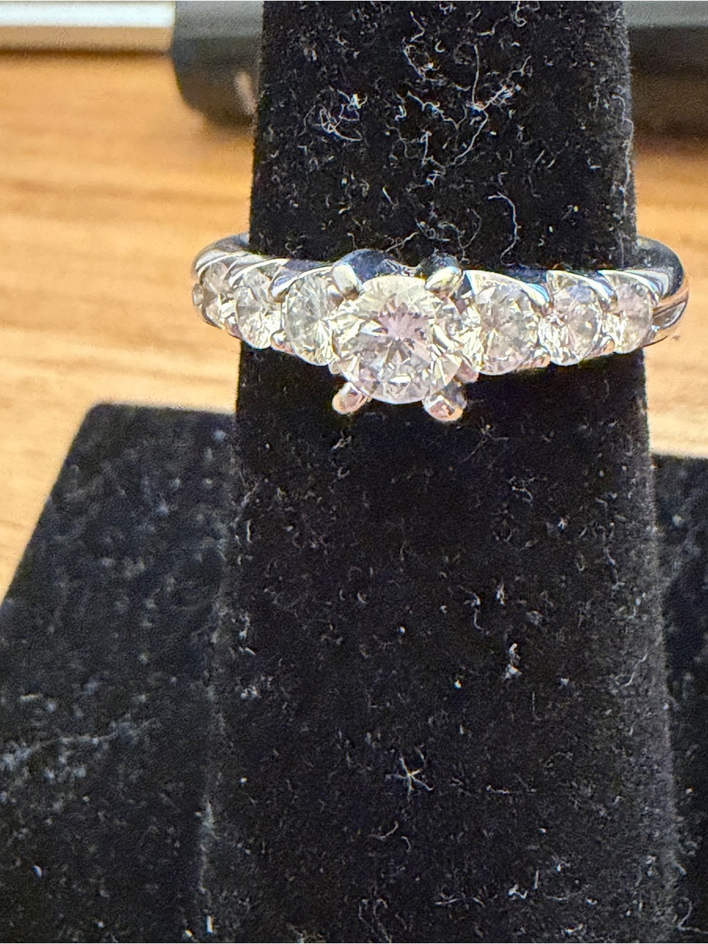 Brilliant Round-Cut Diamond Engagement Ring - 7 diamonds in 18 KT white gold